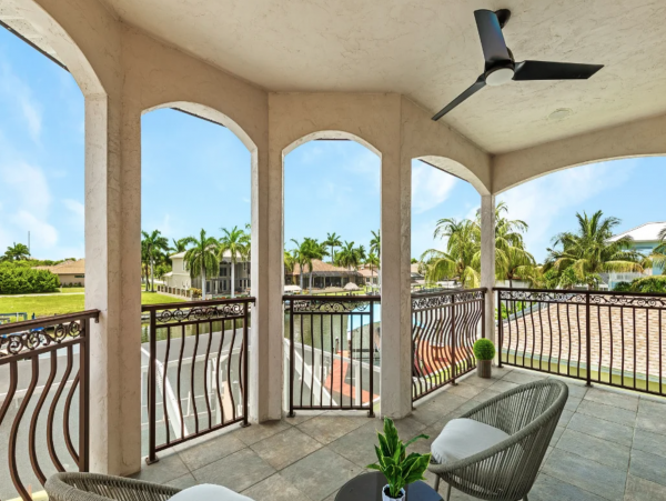 Canal Front 4 Bedroom for 9 Guests