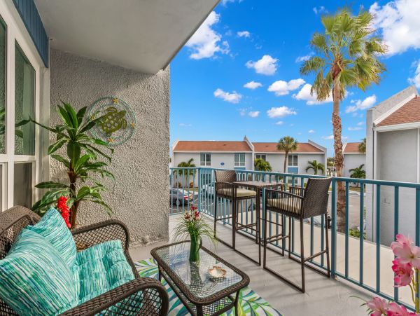 Madeira Beach Vacation Condo 2 Bedroom Great Interior