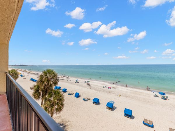 Spacious 3 Bedroom Condo with Oceanfront Balcony