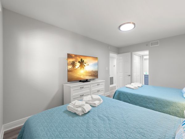 Spacious 3 Bedroom Condo with Oceanfront Balcony