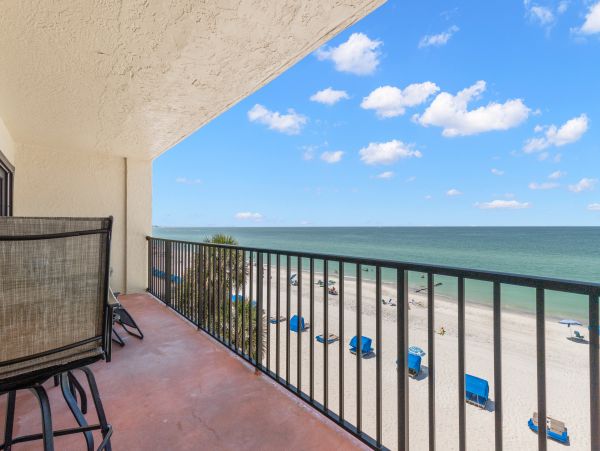 Spacious 3 Bedroom Condo with Oceanfront Balcony