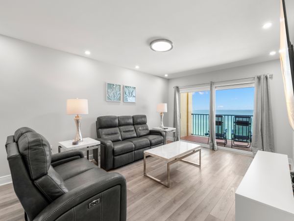 Spacious 3 Bedroom Condo with Oceanfront Balcony