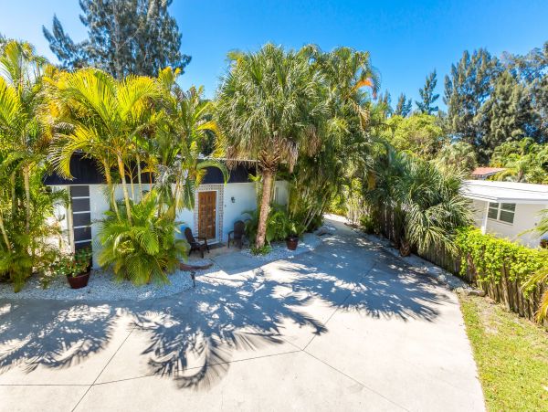 Home Near the Beach with 1 Bedroom and Pool in Siesta Key