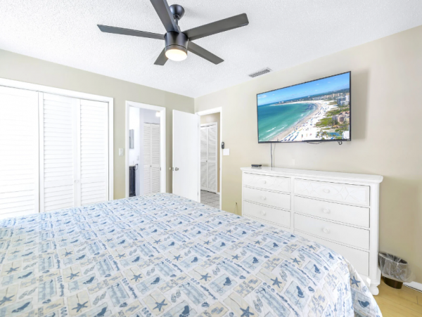 Home Near the Beach with 1 Bedroom and Pool in Siesta Key