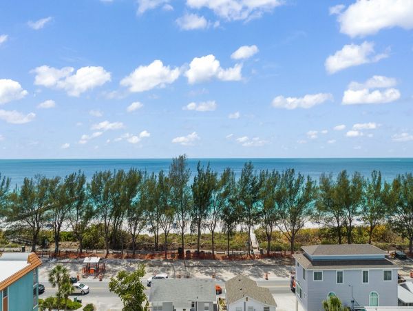 Bradenton Beach Luxury Vacation Home Seven Bedroom Walk to Beach