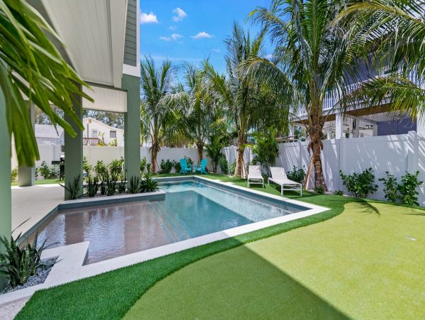 Bradenton Beach Luxury Vacation Home Seven Bedroom Walk to Beach