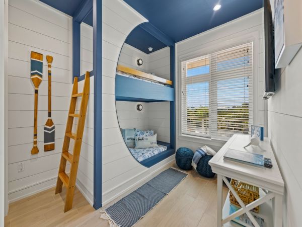 Bradenton Beach Luxury Vacation Home Seven Bedroom Walk to Beach