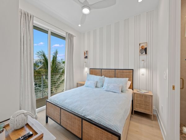Bradenton Beach Luxury Vacation Home Seven Bedroom Walk to Beach