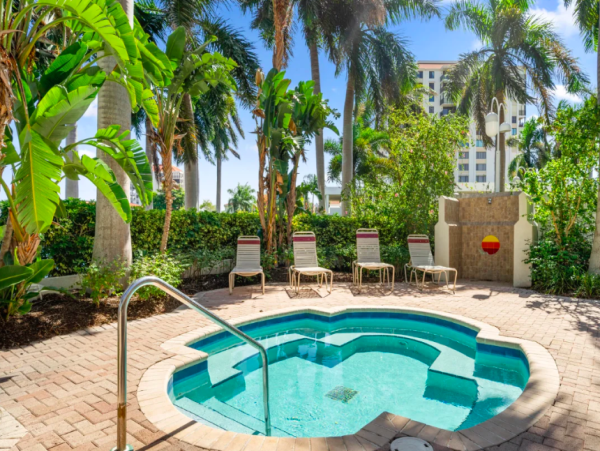 Bayfront bliss: Ground-Floor Condo with Stunning Views & Resort Amenities