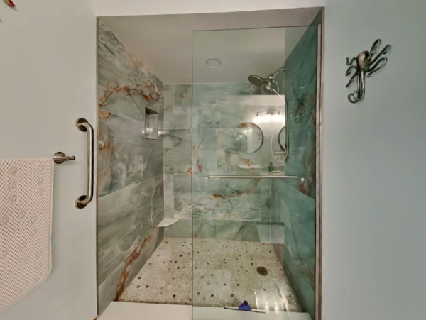 Bayfront bliss: Ground-Floor Condo with Stunning Views & Resort Amenities