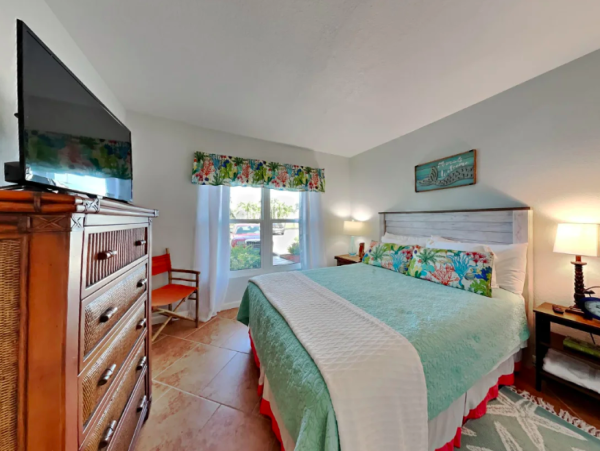 Bayfront bliss: Ground-Floor Condo with Stunning Views & Resort Amenities