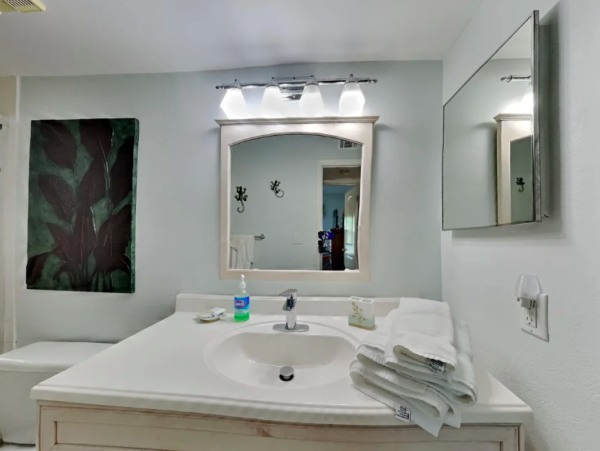 Bayfront bliss: Ground-Floor Condo with Stunning Views & Resort Amenities