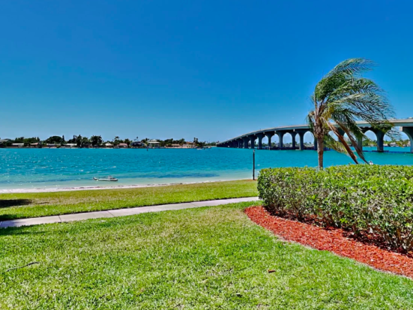Bayfront bliss: Ground-Floor Condo with Stunning Views & Resort Amenities