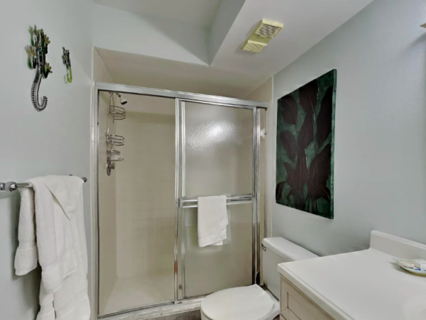 Bayfront bliss: Ground-Floor Condo with Stunning Views & Resort Amenities