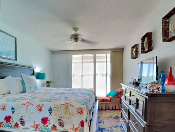 Bayfront bliss: Ground-Floor Condo with Stunning Views & Resort Amenities