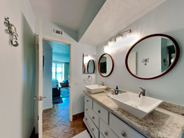 Bayfront bliss: Ground-Floor Condo with Stunning Views & Resort Amenities