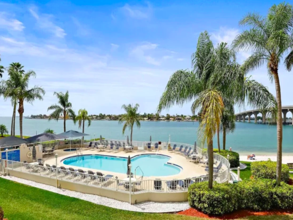 Bayfront bliss: Ground-Floor Condo with Stunning Views & Resort Amenities