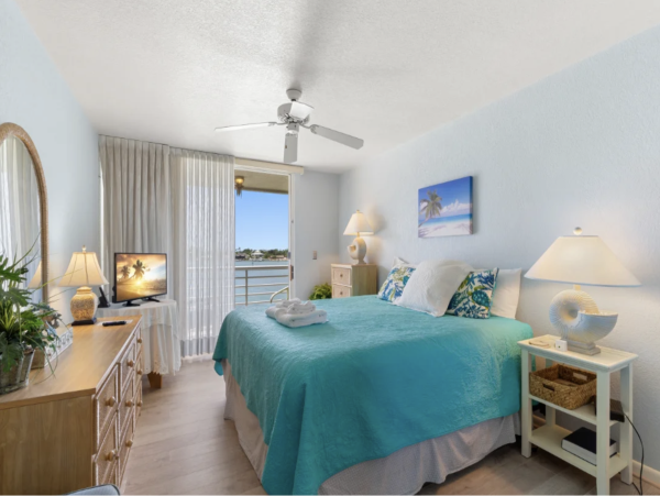 Bayfront Vacation Condo with Community Pool