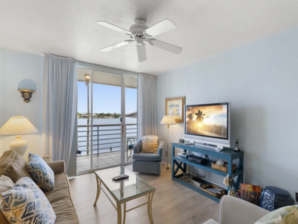 Bayfront Vacation Condo with Community Pool