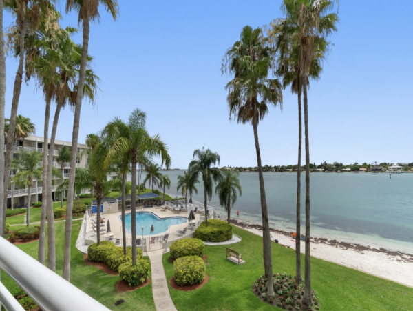 Bayfront Vacation Condo with Community Pool