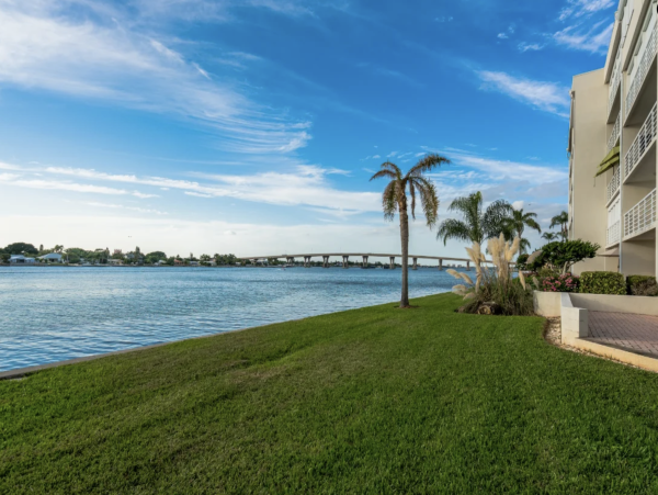 Bayfront Vacation Condo with Community Pool