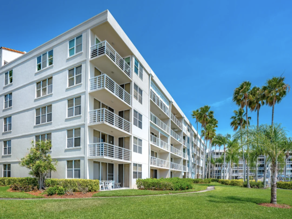 Bayfront Vacation Condo with Community Pool