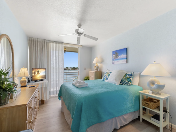 Bayfront Vacation Condo with Community Pool