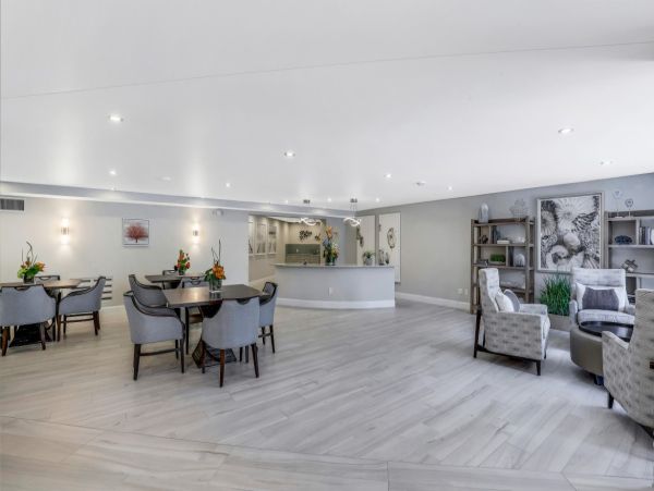 Luxury Beachfront Property in Naples - Stunning Gulf Views & Amenites