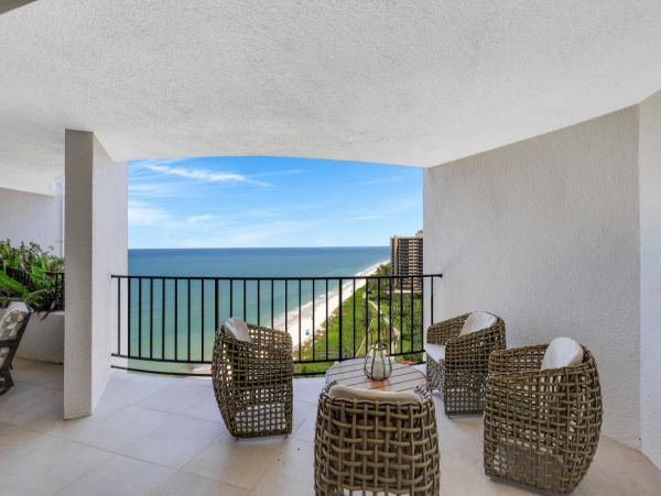 Luxury Beachfront Property in Naples - Stunning Gulf Views & Amenites