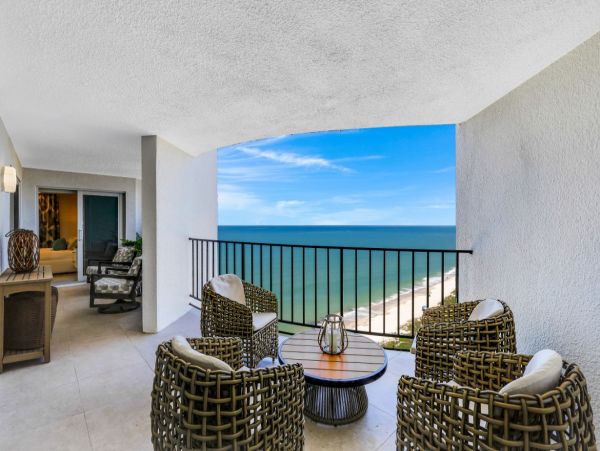 Luxury Beachfront Property in Naples - Stunning Gulf Views & Amenites