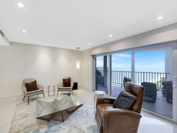 Luxury Beachfront Property in Naples - Stunning Gulf Views & Amenites