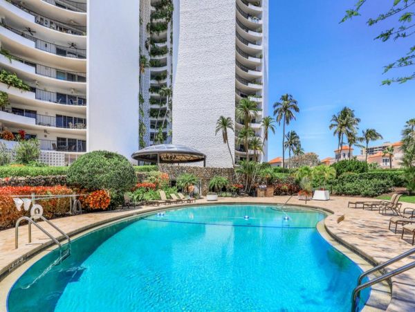 Luxury Beachfront Property in Naples - Stunning Gulf Views & Amenites