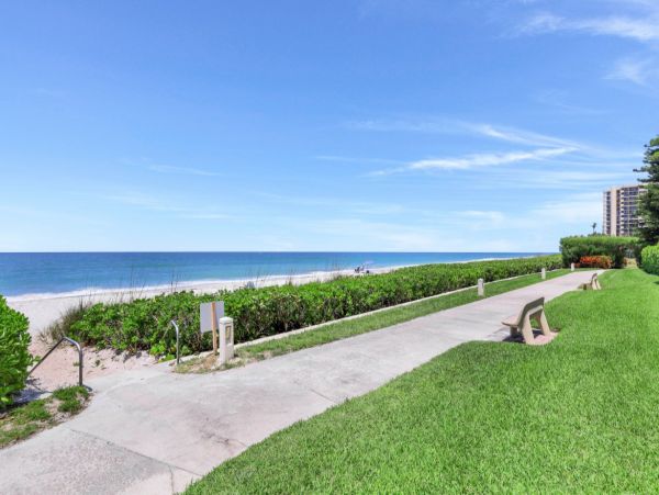 Luxury Beachfront Property in Naples - Stunning Gulf Views & Amenites