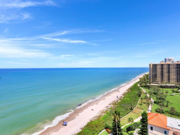 Luxury Beachfront Property in Naples - Stunning Gulf Views & Amenites