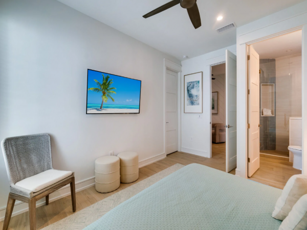 Luxury Waterfront Vacation Home with Pool in Anna Maria Sleeps 8
