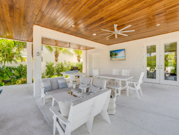 Luxury Waterfront Vacation Home with Pool in Anna Maria Sleeps 8
