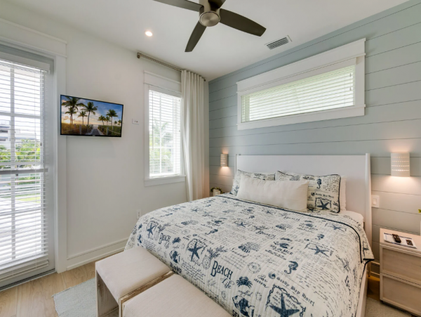Luxury Waterfront Vacation Home with Pool in Anna Maria Sleeps 8