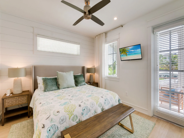 Luxury Waterfront Vacation Home with Pool in Anna Maria Sleeps 8