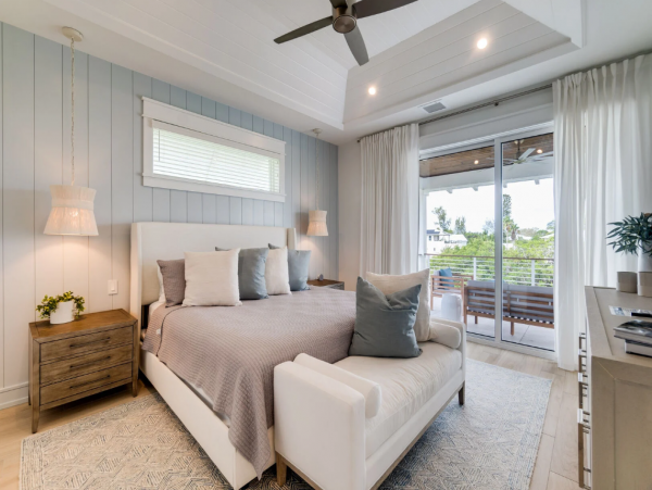Luxury Waterfront Vacation Home with Pool in Anna Maria Sleeps 8