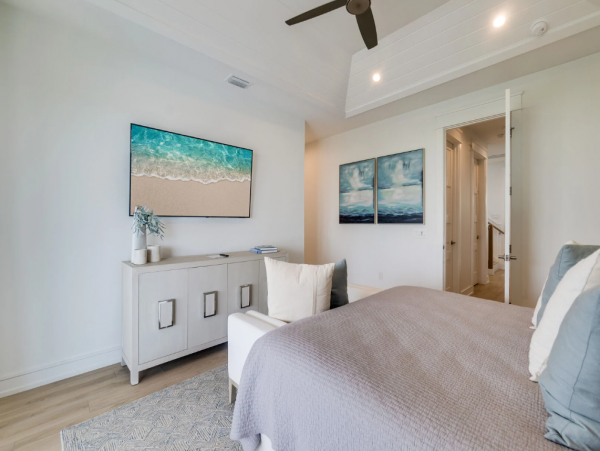 Luxury Waterfront Vacation Home with Pool in Anna Maria Sleeps 8