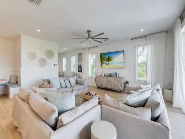 Luxury Waterfront Vacation Home with Pool in Anna Maria Sleeps 8