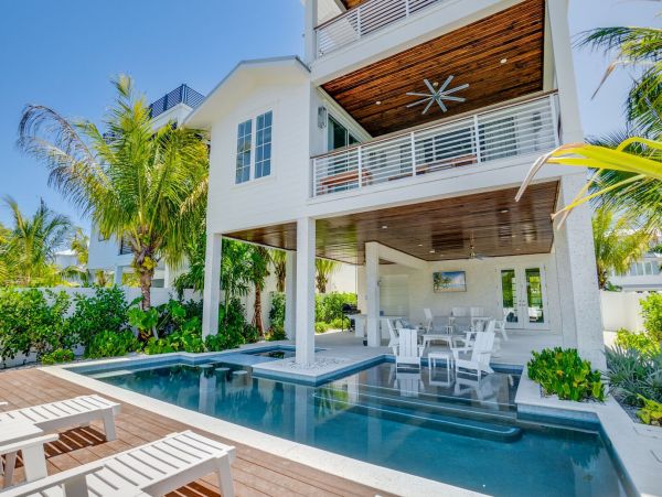 Luxury Waterfront Vacation Home with Pool in Anna Maria Sleeps 8