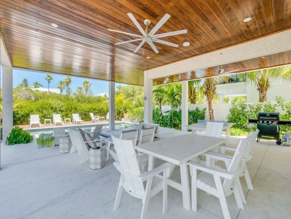 Luxury Waterfront Vacation Home with Pool in Anna Maria Sleeps 8