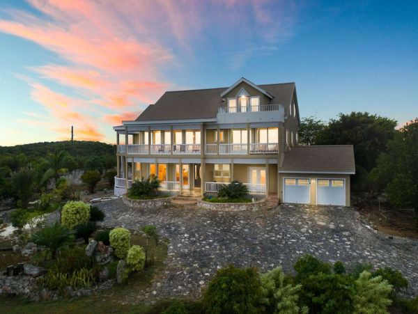Luxury 7 Bedroom Estate Overlooking the Ocean