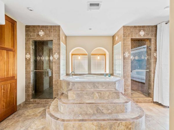 Luxury 7 Bedroom Estate Overlooking the Ocean