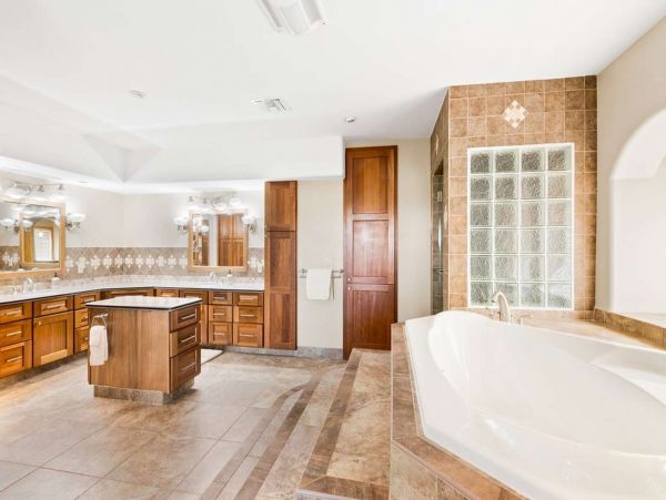 Luxury 7 Bedroom Estate Overlooking the Ocean