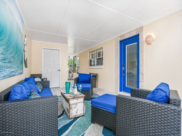 4 Minute walk to the white quartz Beach 2 Bedroom 2 Bath Villa in Siesta Key
