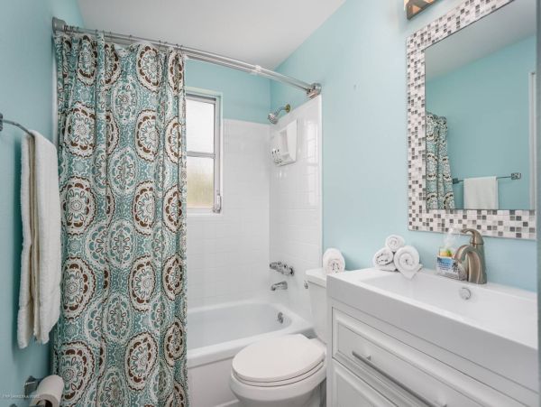 4 Minute walk to the white quartz Beach 2 Bedroom 2 Bath Villa in Siesta Key