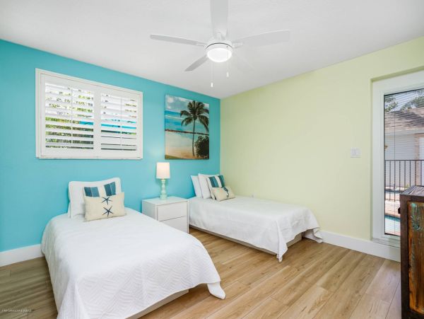 4 Minute walk to the white quartz Beach 2 Bedroom 2 Bath Villa in Siesta Key