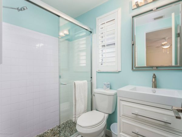 4 Minute walk to the white quartz Beach 2 Bedroom 2 Bath Villa in Siesta Key